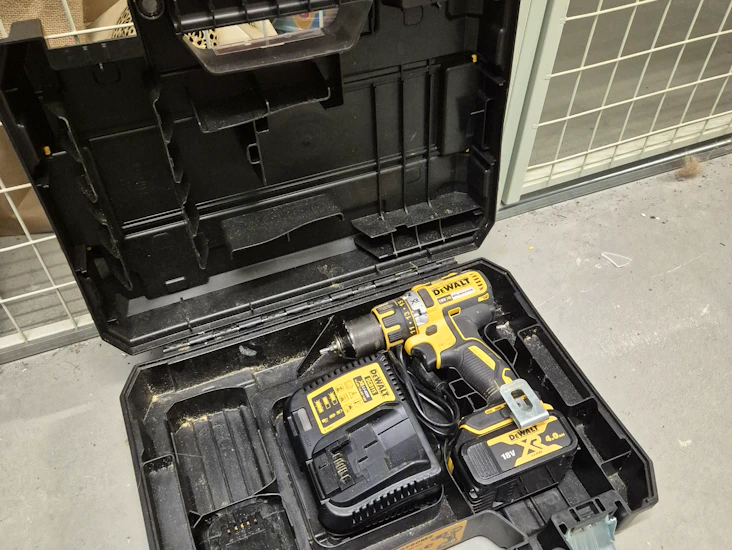 18v dewalt drill med 2stk batteri og lader