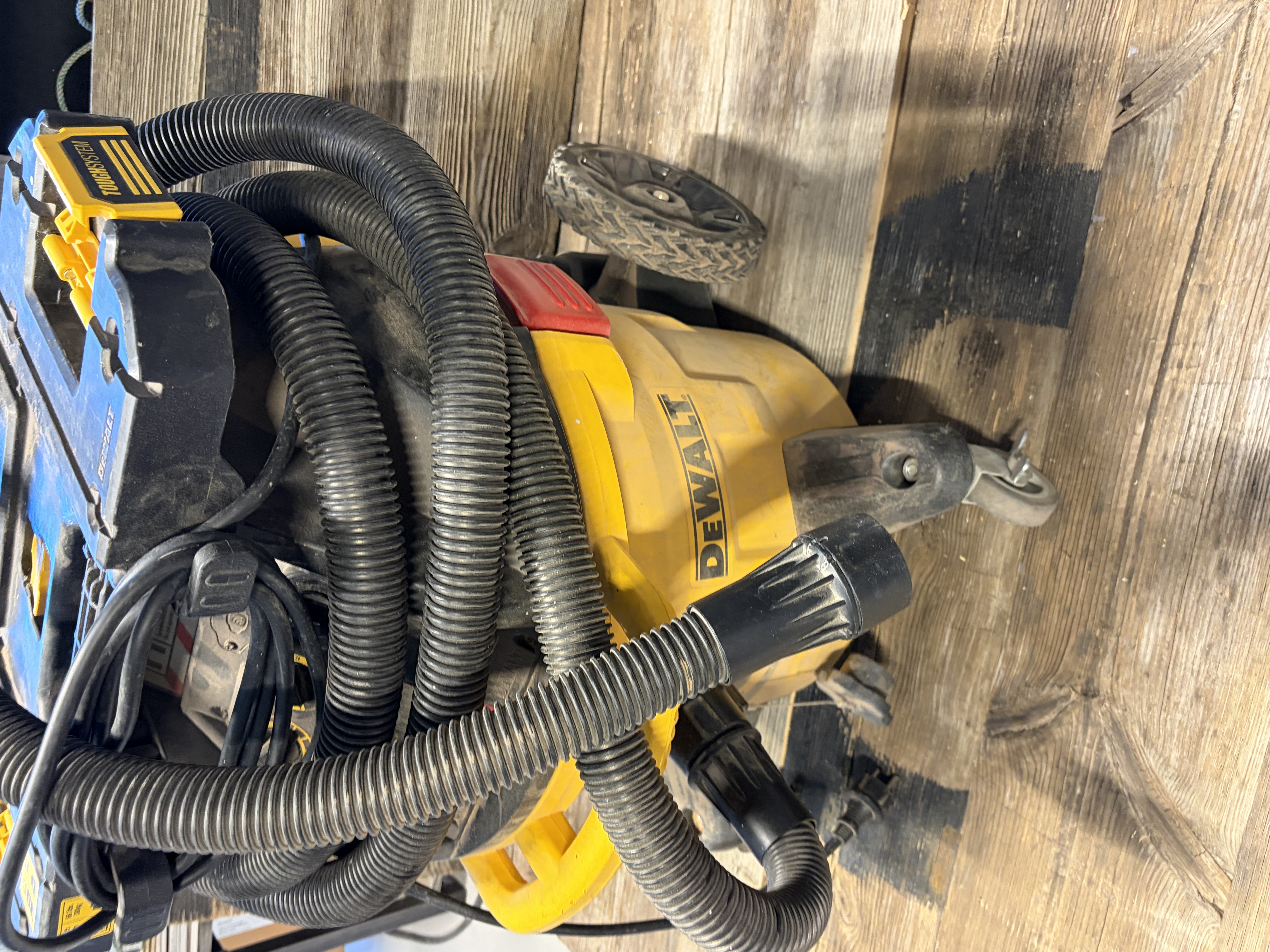 Dewalt dcv584l 18v/230v våt- og tørrstøvsuger med batteri og lader