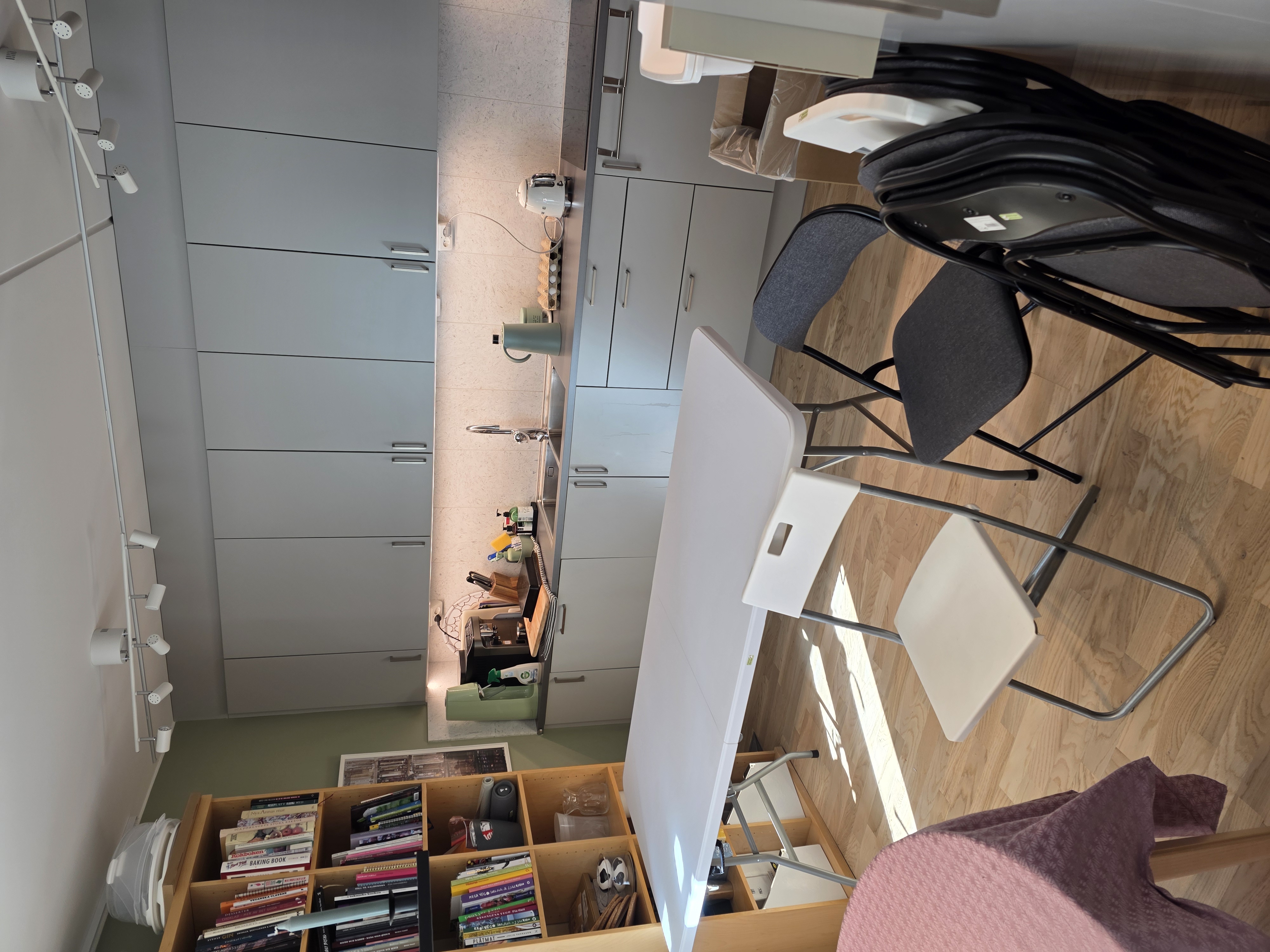 Hopfällbart bord och 8 klappstolar