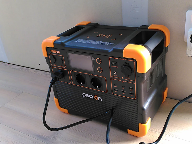 Kraftfull powerstation 2200w och 1536wh