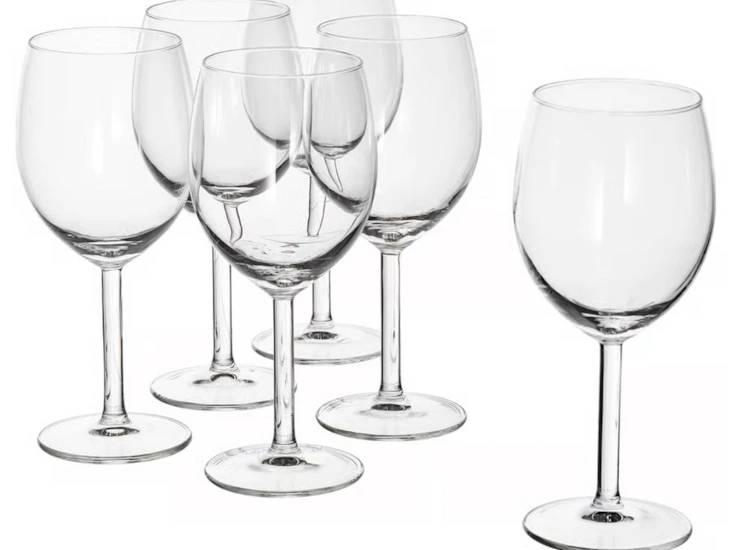 Rödvin och vitvins glas