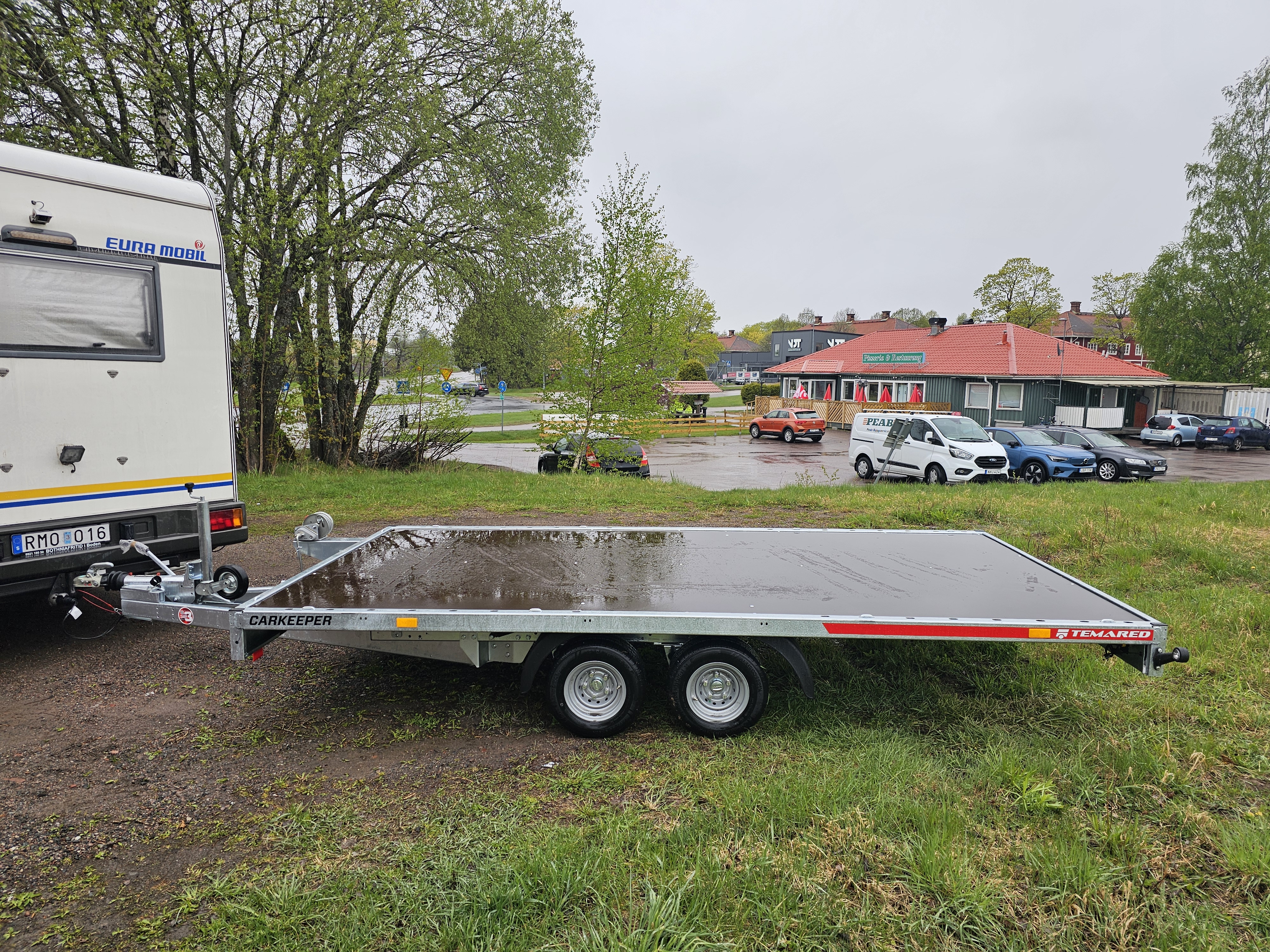 Släpvagn biltransport 2700 kg med tipp, vinsch och ramper.