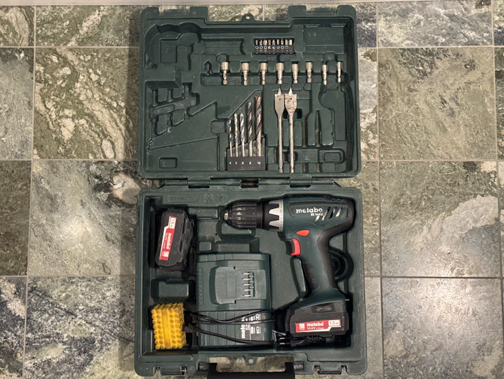 Skruvdragare med bits och fåtal borr - märke metabo