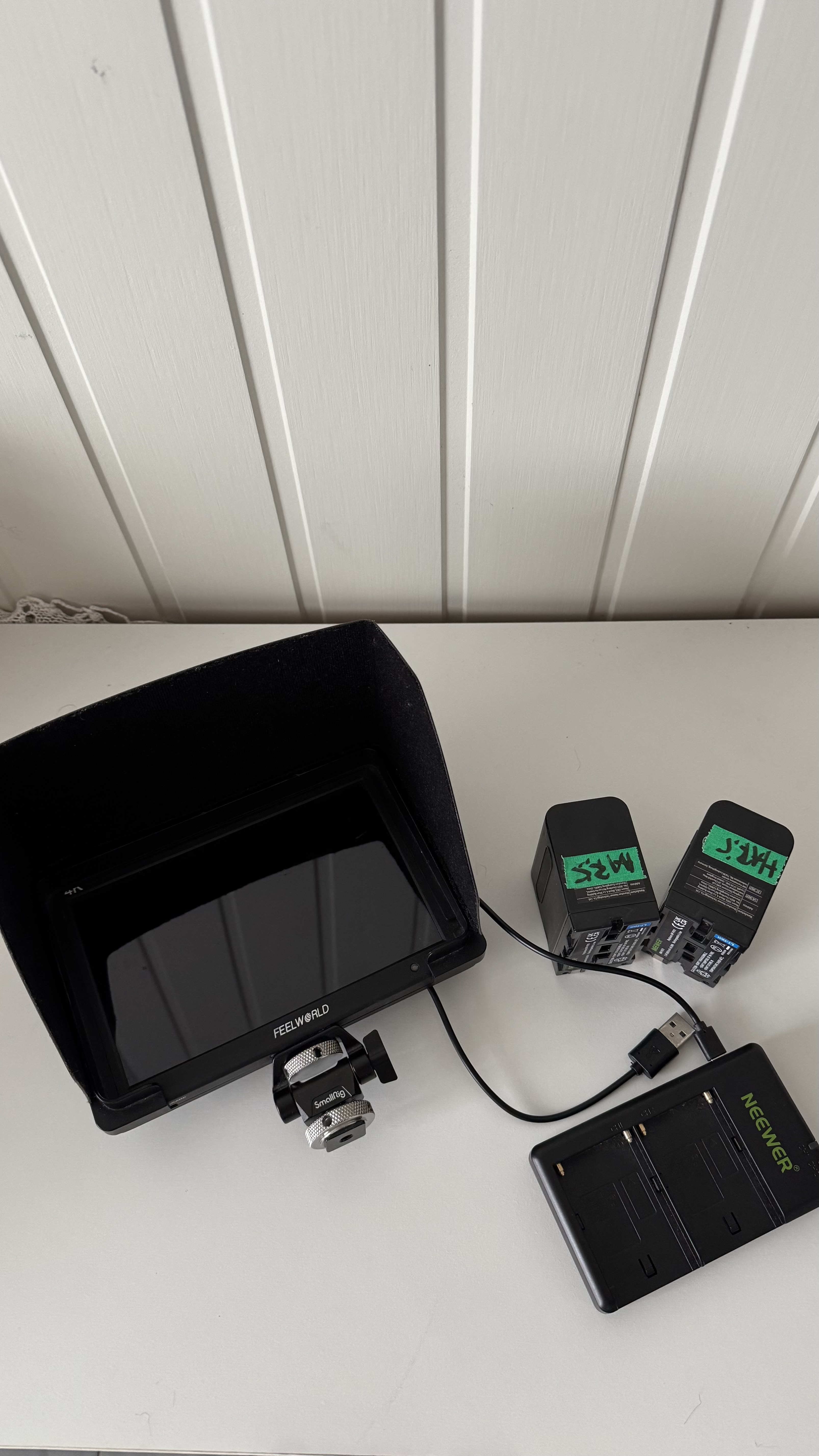 Feelworld feltmonitor med batteripakke og lader