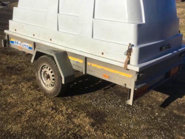 Bromsat släp med kåpa