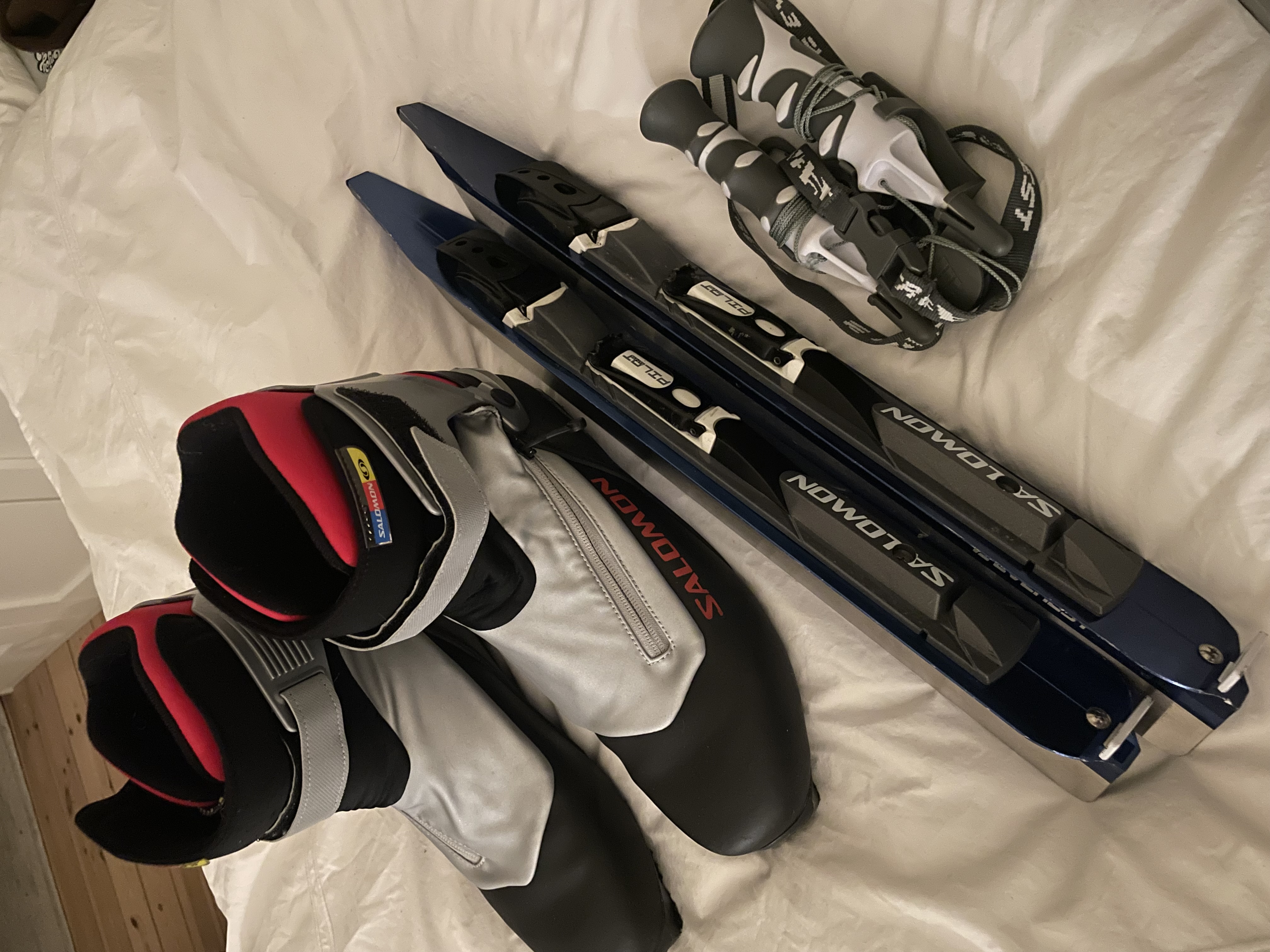 Långfärdsskridskor, pjäxor, isdubbara