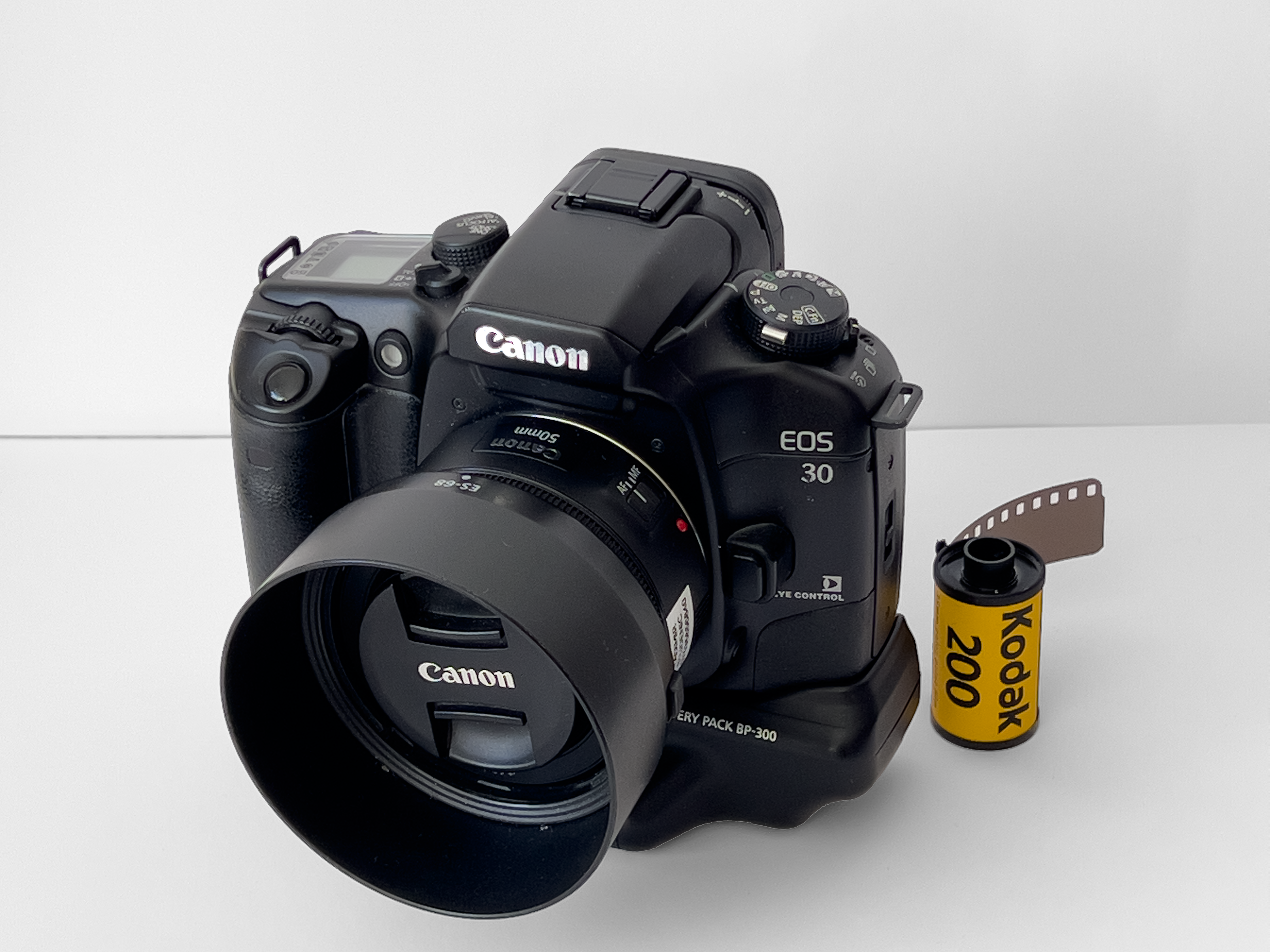  canon eos 30 35mm slr film camera + battery pack + kodak gold 1x roll included
