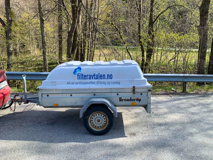 Liten tilhenger med lokk