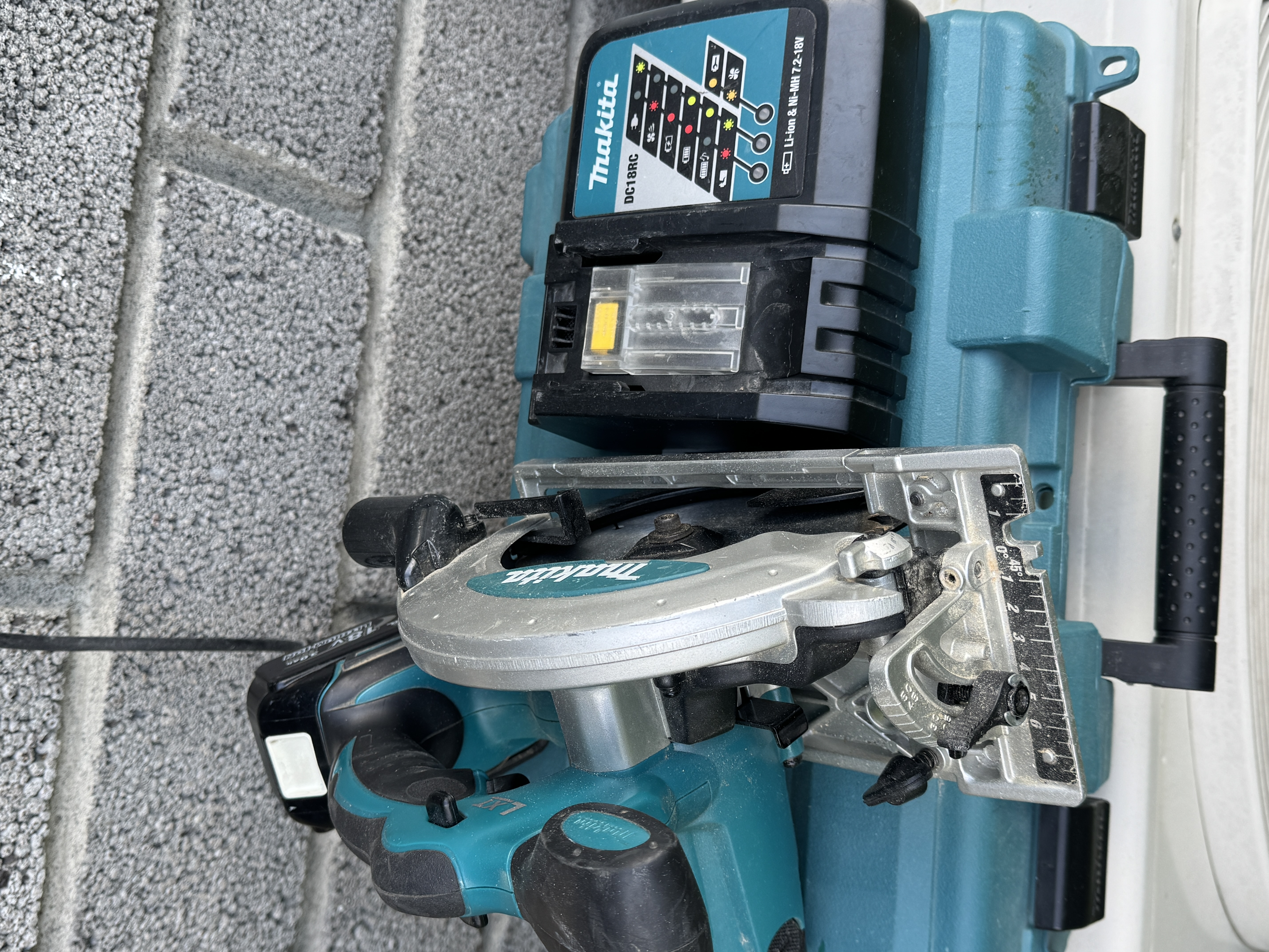 Makita batteridrevet sirkelsag med batteri og lader