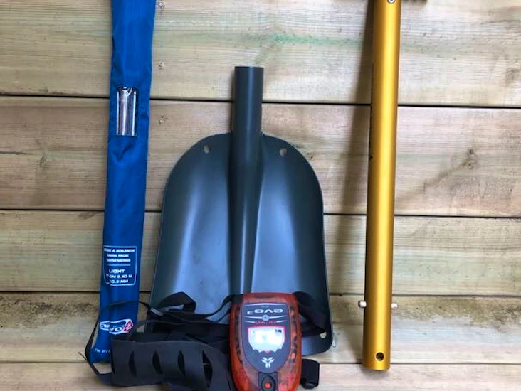 Lavinpaket: sändare, spade och sond