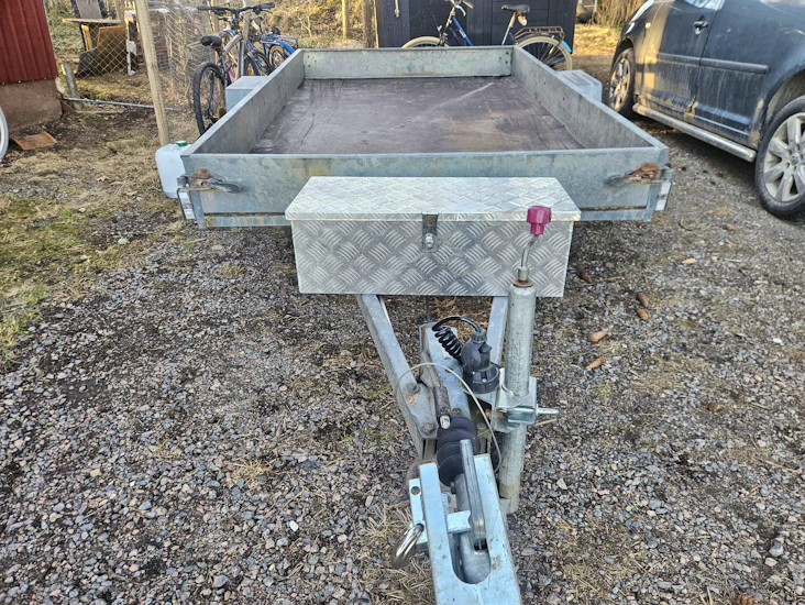 Smidigt släp med tippfunktion uthyres. 850kg bromsat
