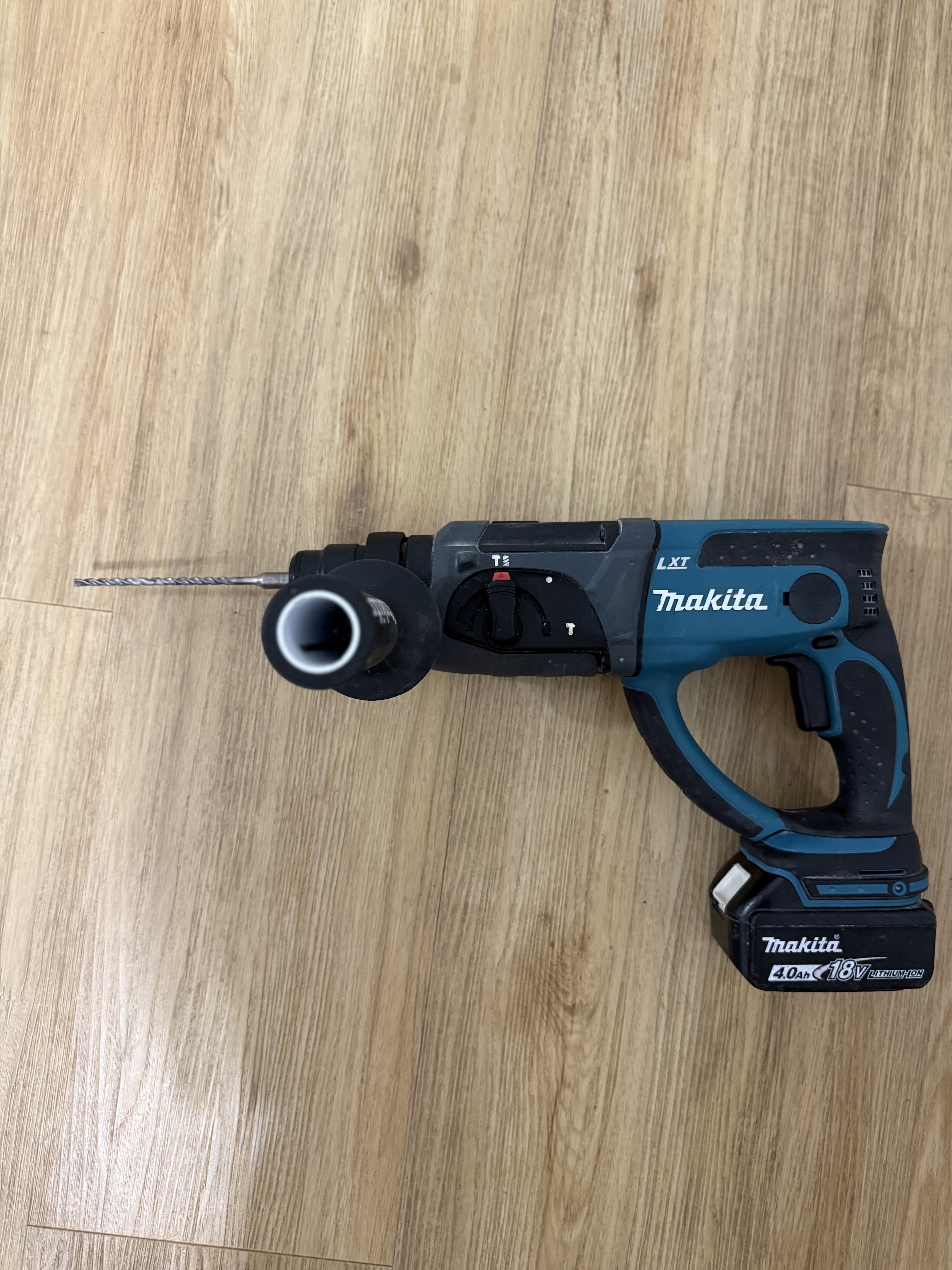 Dhr 202 18v lxt poravasara / iskuporakone  + terät 5mm, 6mm, 8 mm ja 14 mm.