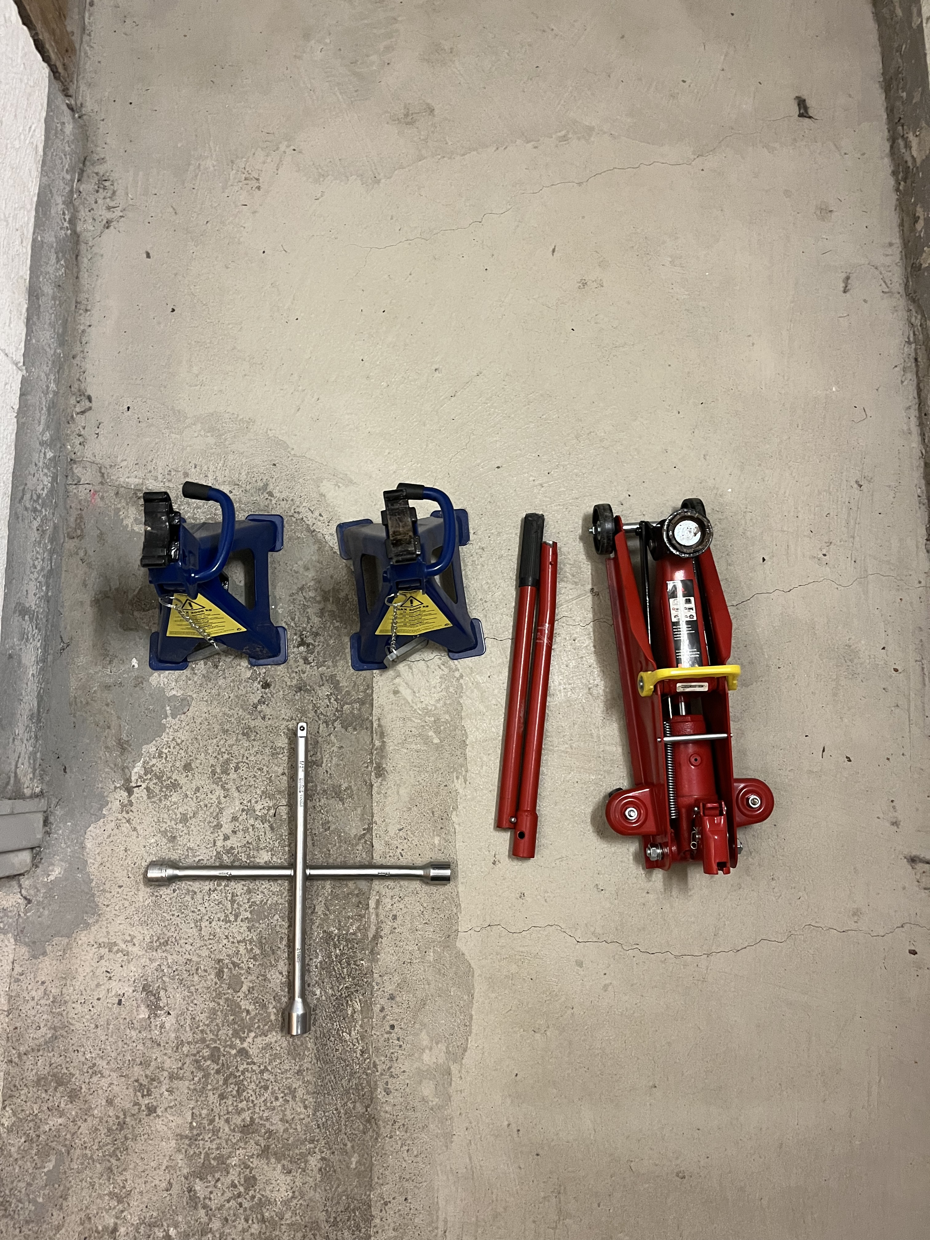 Domkraft (2000kg), fälgkors och två pallbockar