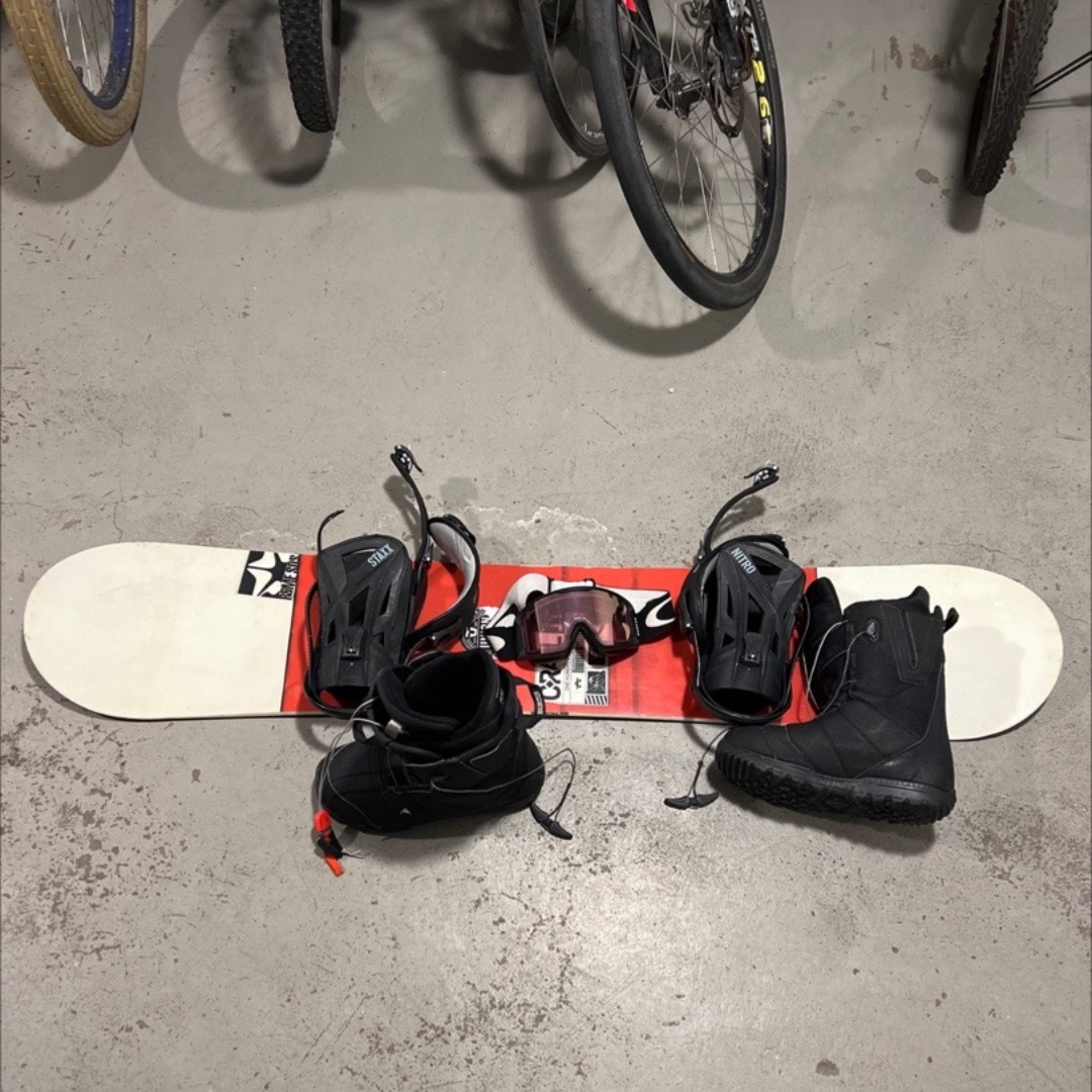 Snowboardpakke: snowboard med sko og briller