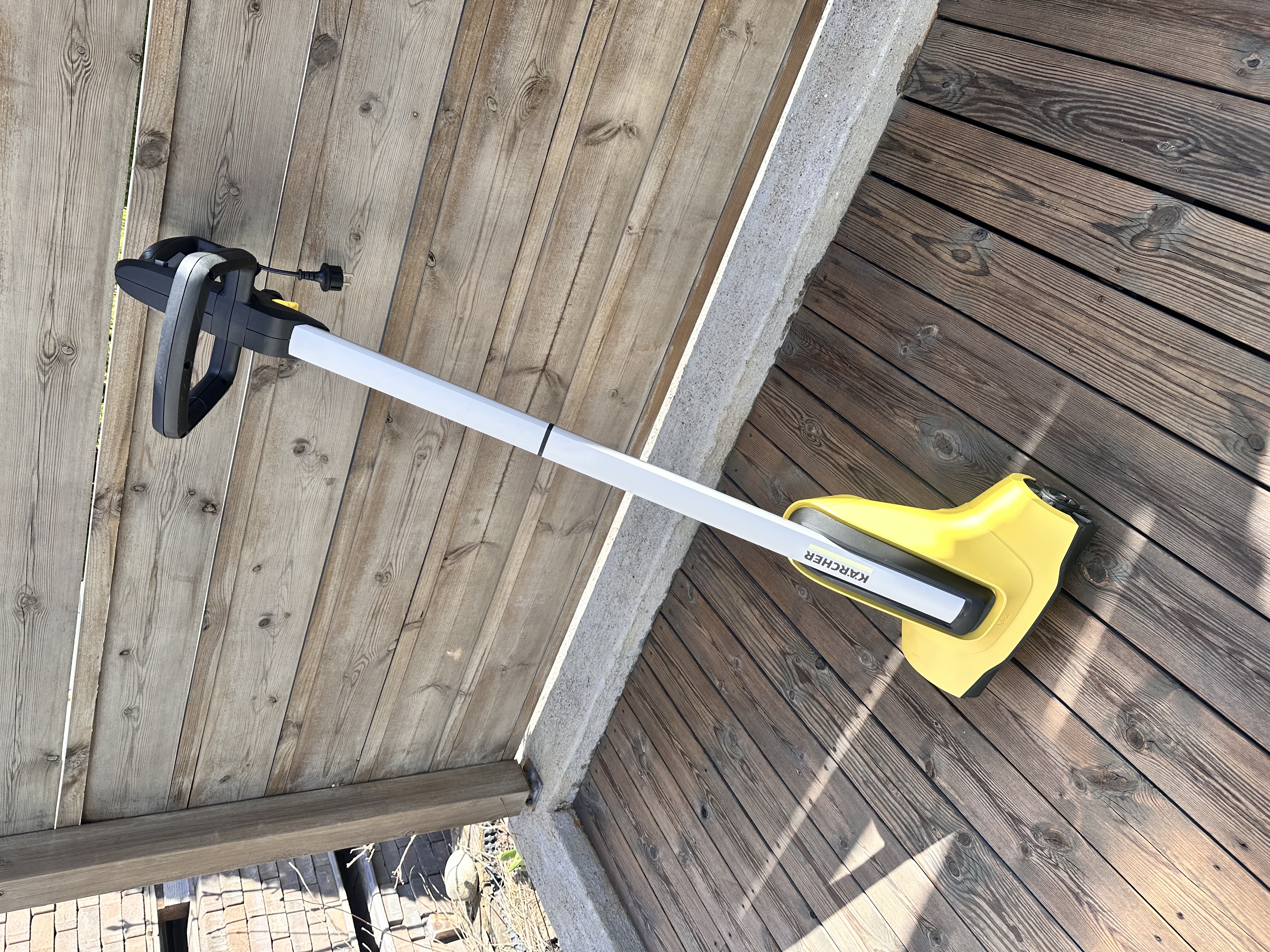 Kärchers elektrisk terrassevasker med skyllefunksjon.
