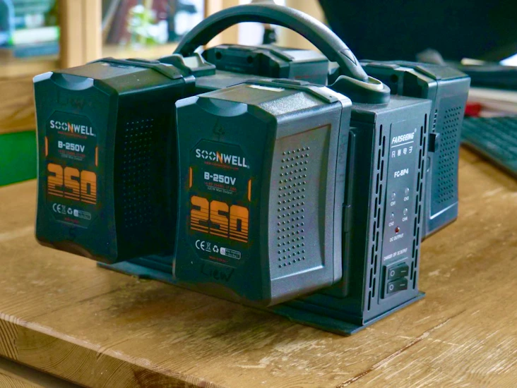 4 stk. 250wh !!!! batterier med 4 slots lader