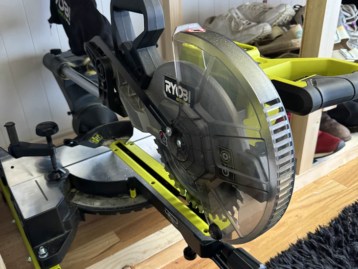 Ryobi rms18254x-0 med stativ. batteridrevet kapp- og gjærsag/kappsag/gjærsag