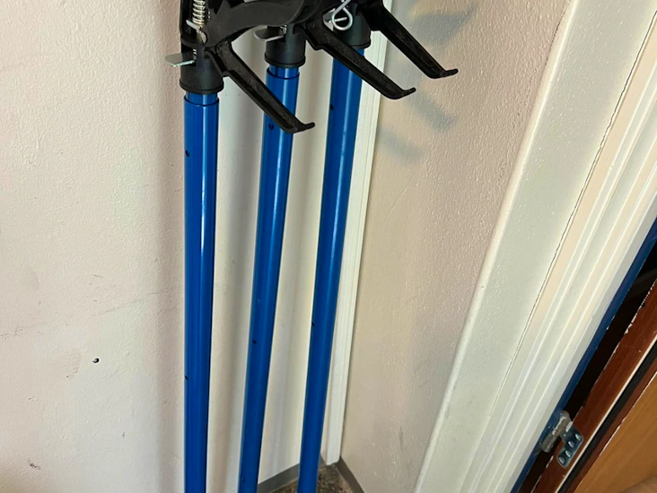 3 stk teleskopstøtter leies ut