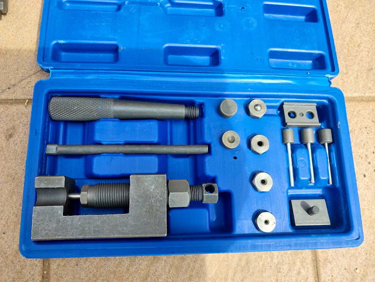 Moottoripyörän ketjun katkaisu ja niittaustyökalu