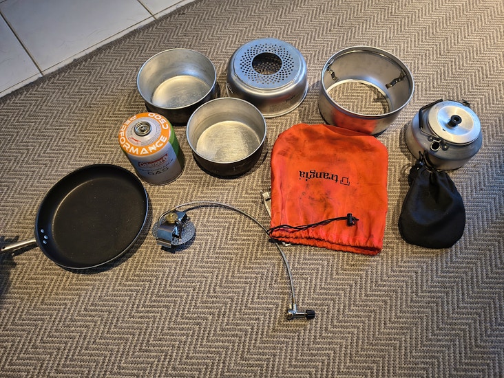 Trangia kaasupolttimella ja kaasupullo
