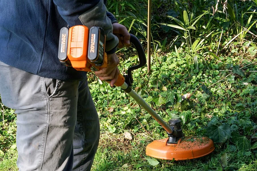 Light, efficient 40v grass trimmer with petrol-like power