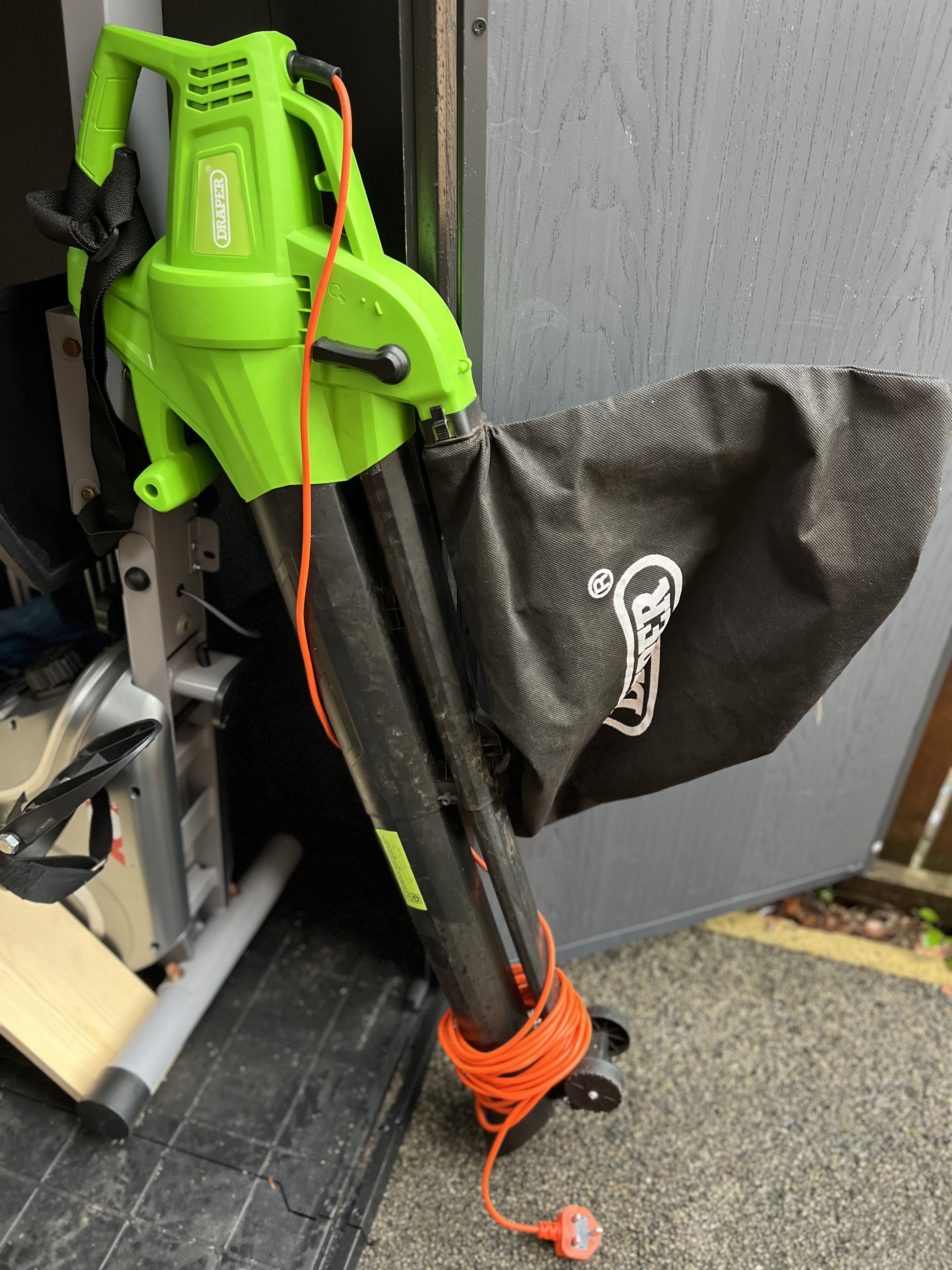 Leaf blower / garden vac with collection bag