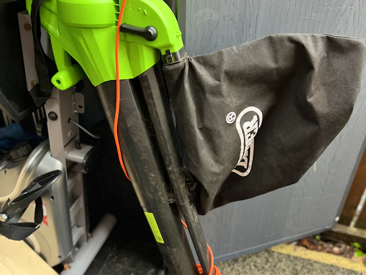 Leaf blower / garden vac with collection bag