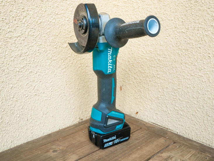 Batteridriven lätt och smidig vinkelkap.