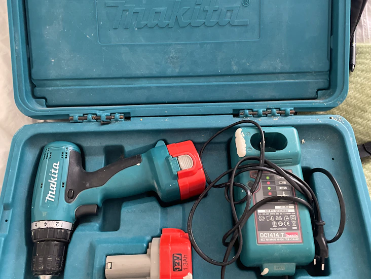 Skruvdragare makita med diverse bits och borr