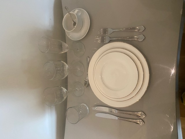 Porslinspaket 150 gäster  14 produkter/ kuvert glas tallrik med guldkant