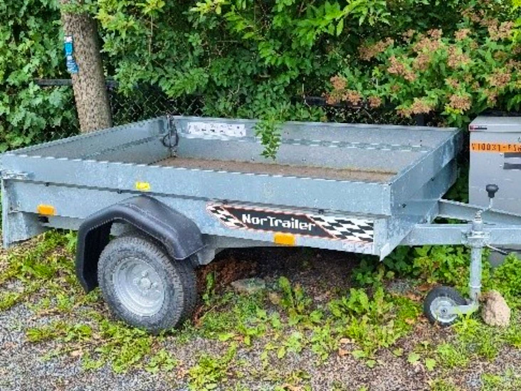 Tilhenger med bredde nok til bygningsplater.