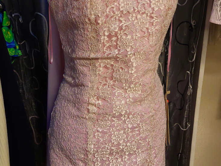 En ljusrosa klänning