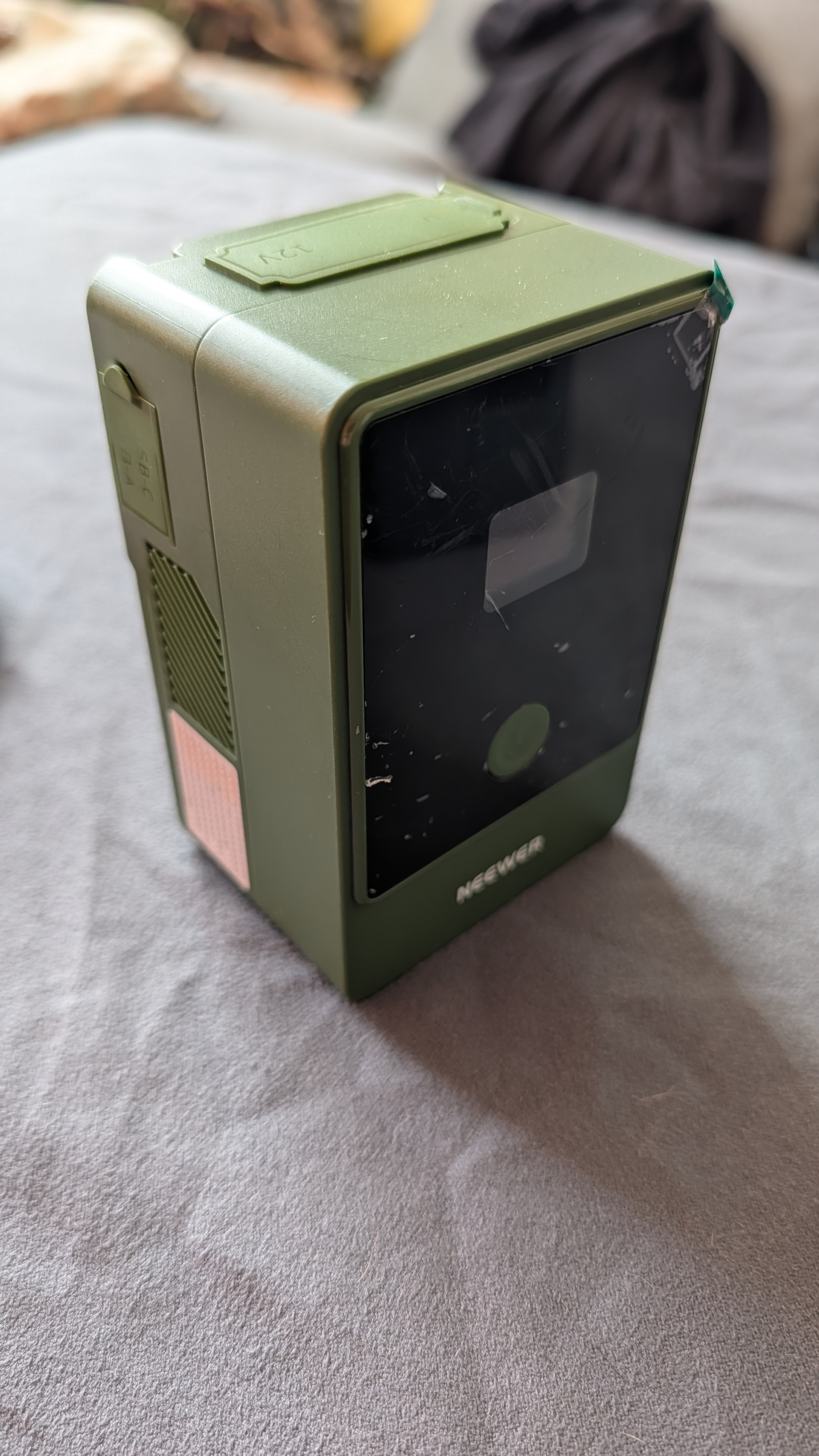The neewer 99wh (6800mah) v mount battery