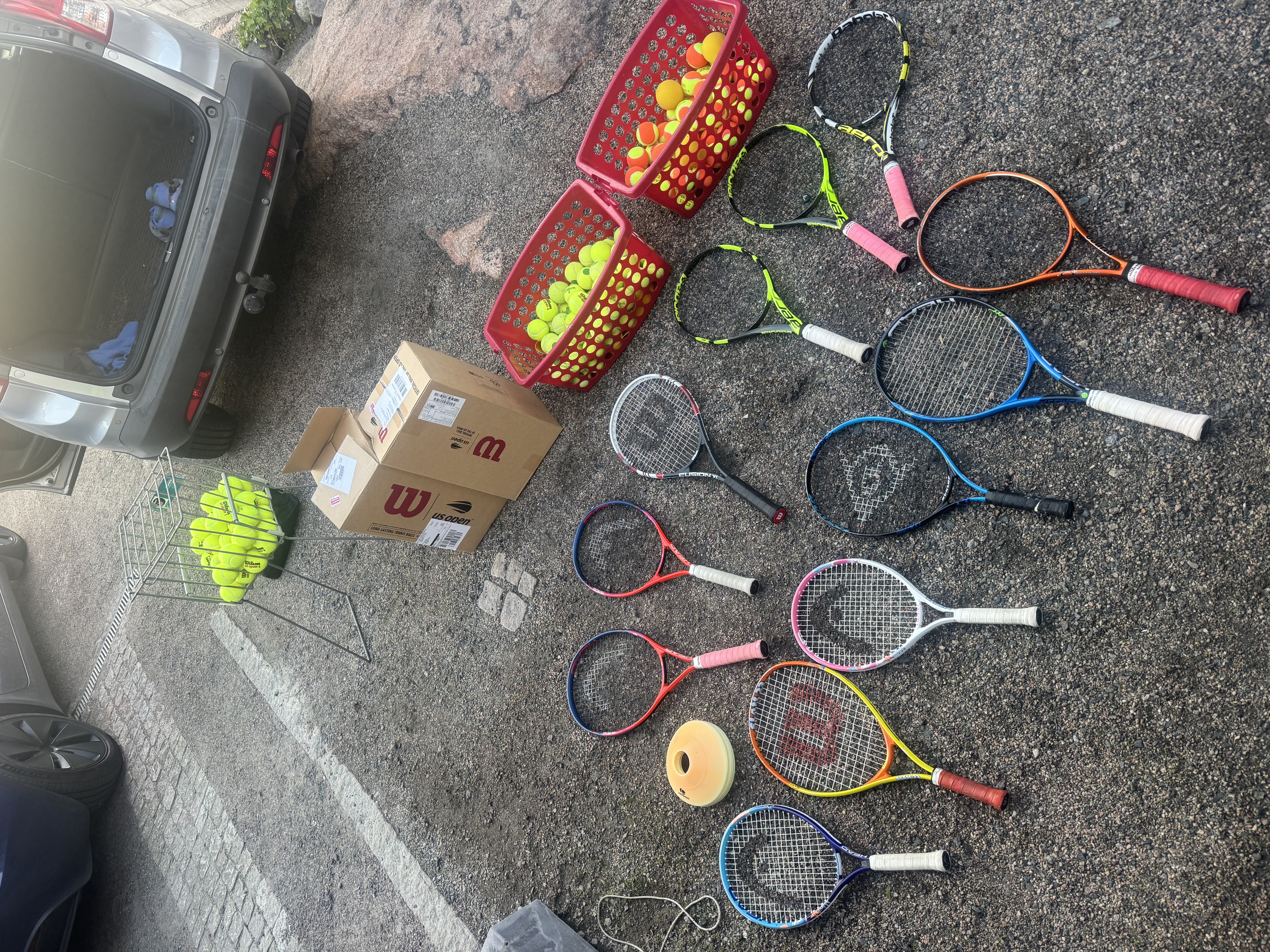 Tennisrack och bollhinkar uthyres