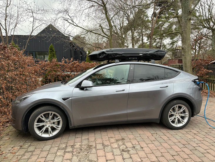 Thule takbox motion 3 xl low 400 liter med tesla model y takräcke