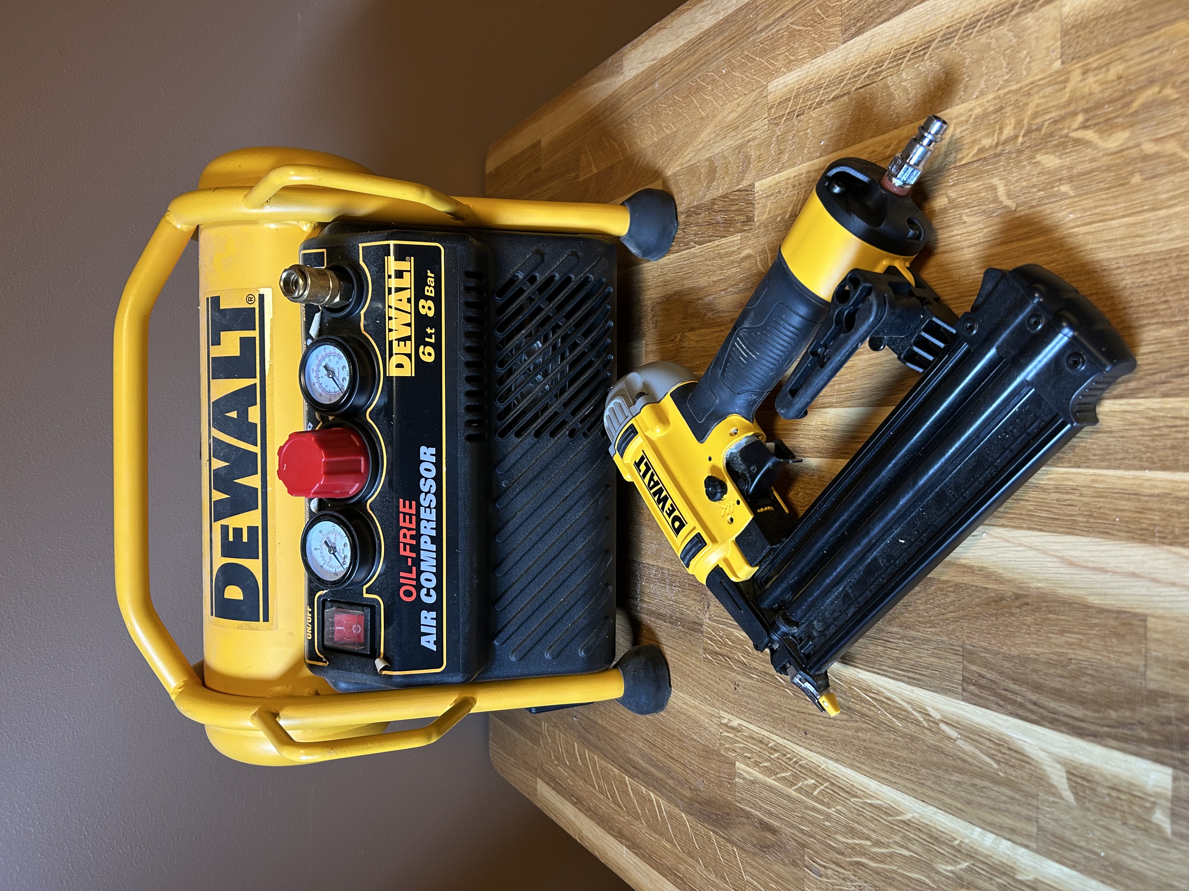 Dewalt kompressor + dykertpistol – perfekt för listjobb, snickeri & tryckluftsverktyg