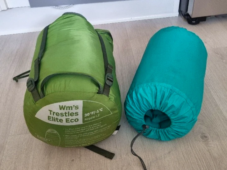 Sovsäck och liggunderlag till kvinna