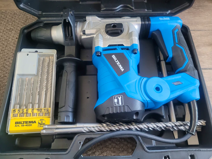 Järeä iskuporakone / poravasara