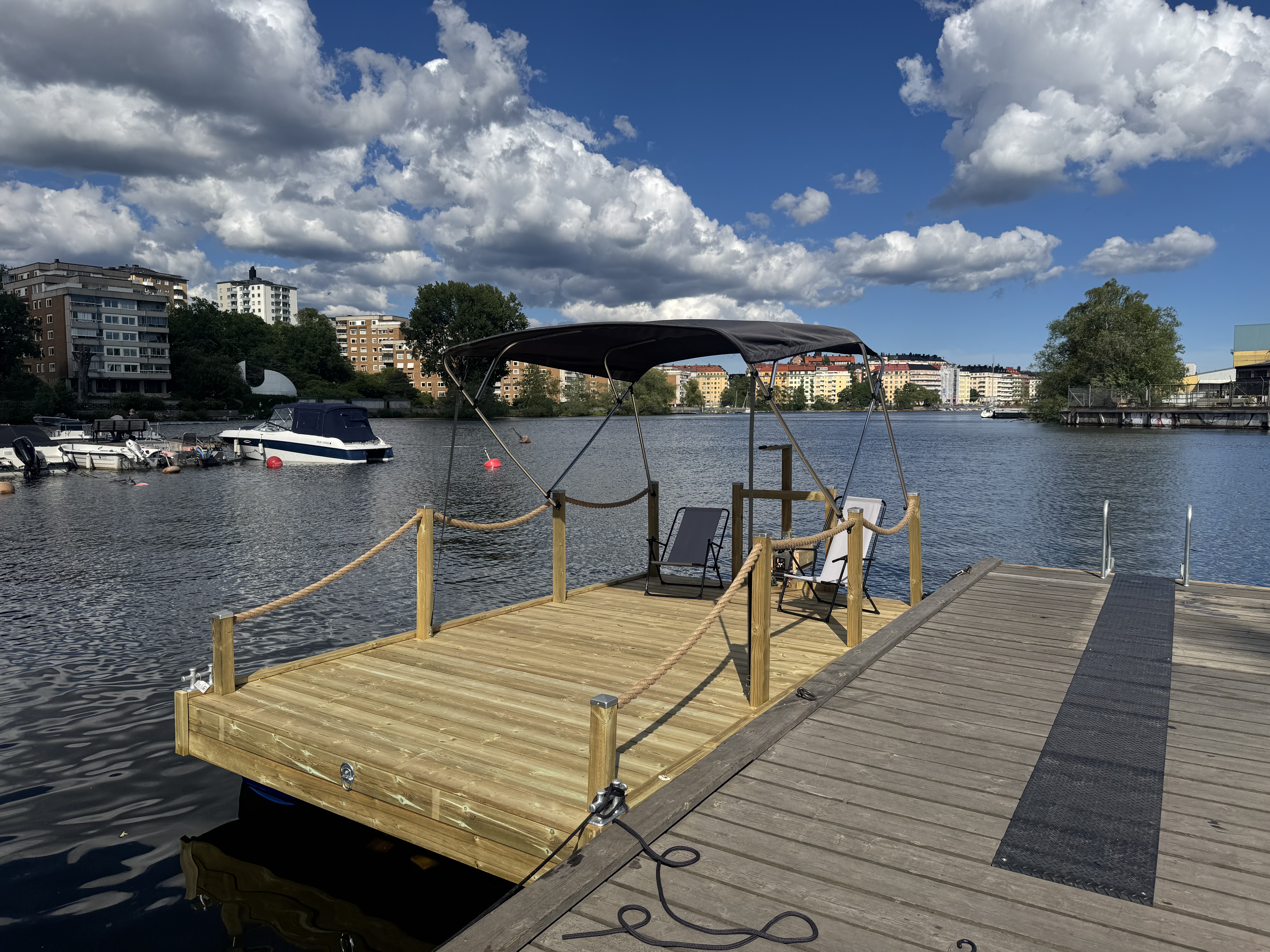 Badflotte med motor, grill & soltak – gröndal, stockholm