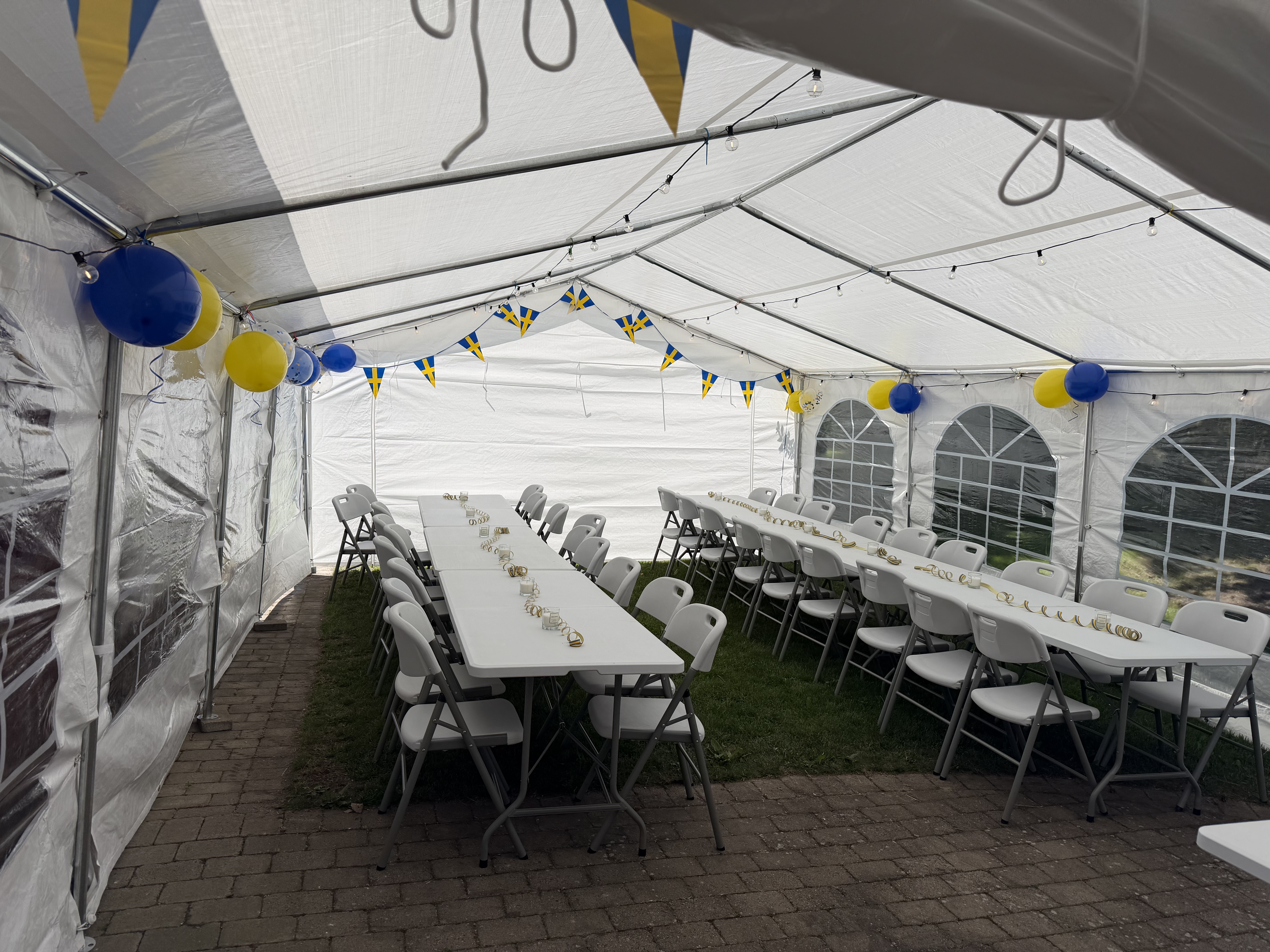 36 stolar och 6 bord
