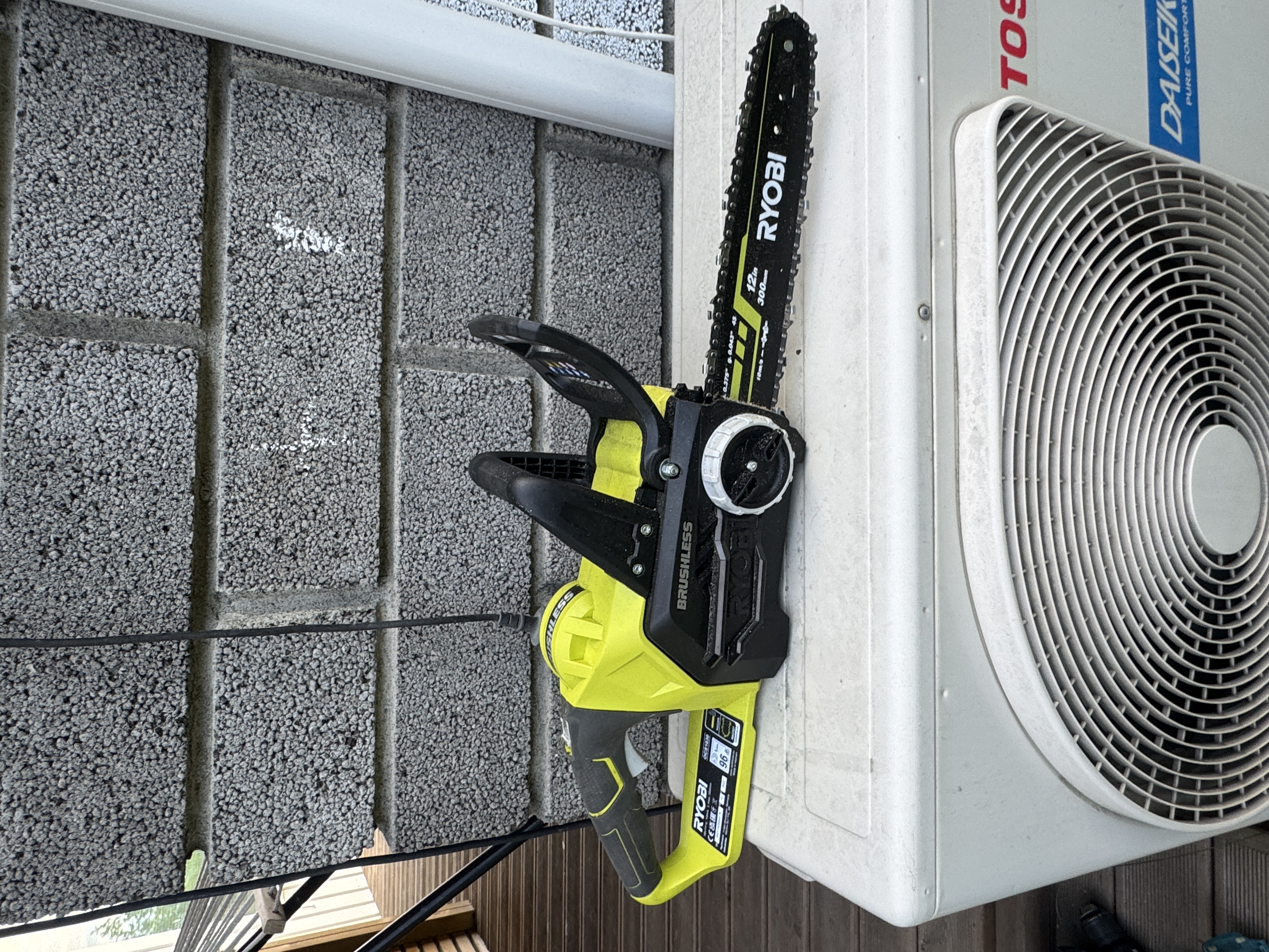 Elektrisk motorsag med batteri 