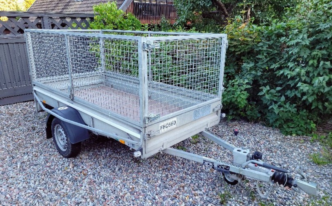 Bromsad släpvagn med gallergrind 80 km/h utan tidsanpassning.