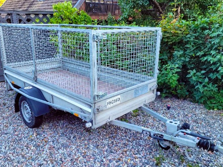 Bromsad släpvagn med gallergrind 80 km/h utan tidsanpassning.