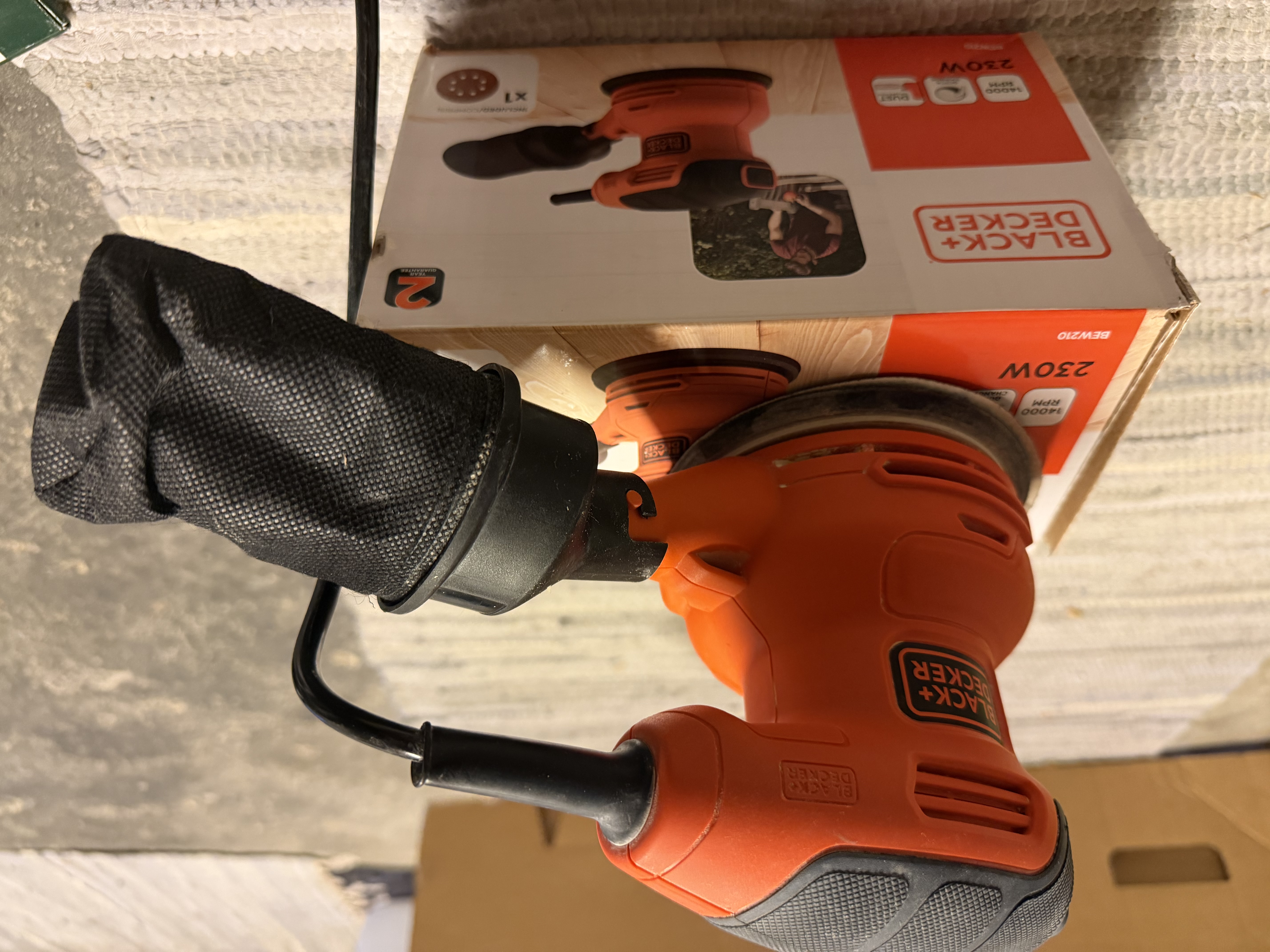 Black+decker bew210 eksentersliper – 230w inkl. 8 slipepapir