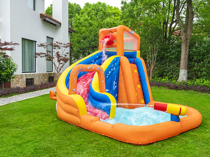 Hoppeslott med basseng og sklie/vannsklie