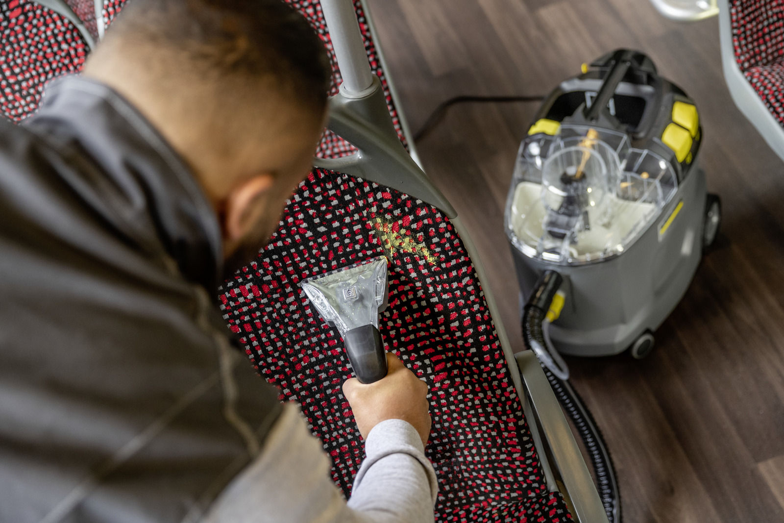 Tehokas tekstiilipesuri kärcher puzzi 8/1 + pesuaineet ja ohjeistus.