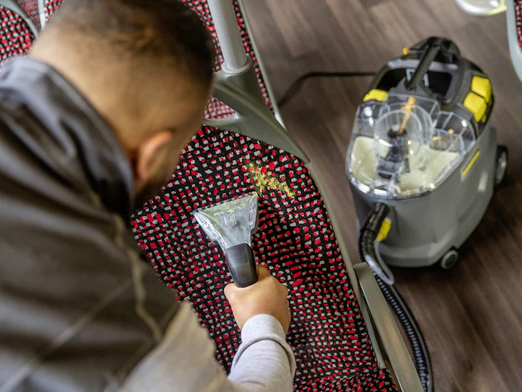 Tehokas tekstiilipesuri kärcher puzzi 8/1 + pesuaineet ja ohjeistus.