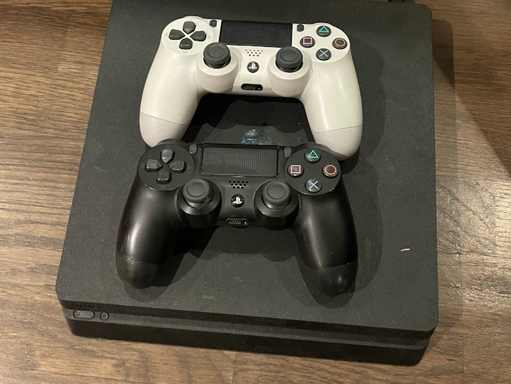 Ps4 m. kontroller og spill