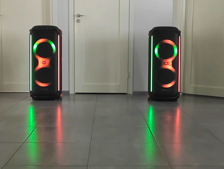 Kaiuttimet, savukone, projektori, discovalo