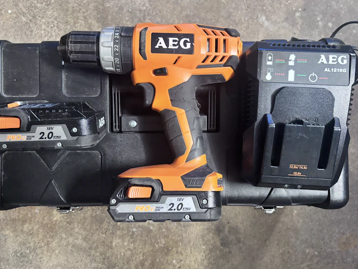 Aeg sladdlös skruvdragare - två batterier och laddare